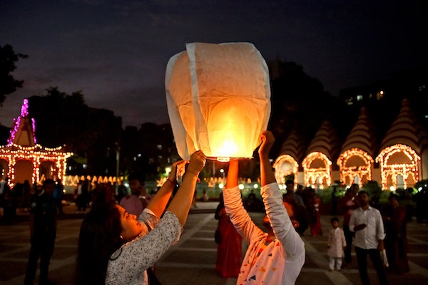 deux personnes qui tiennent une lanterne