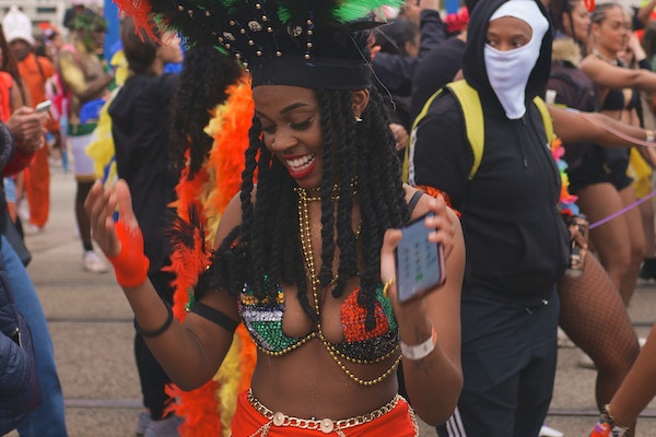 une femme au festival de Rio